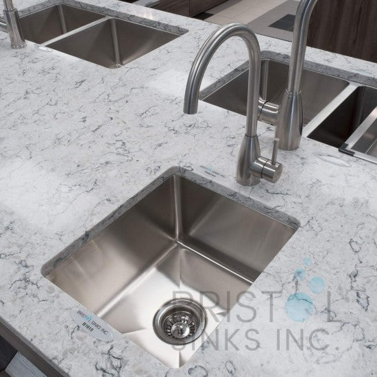 Single undermount kitchen sink